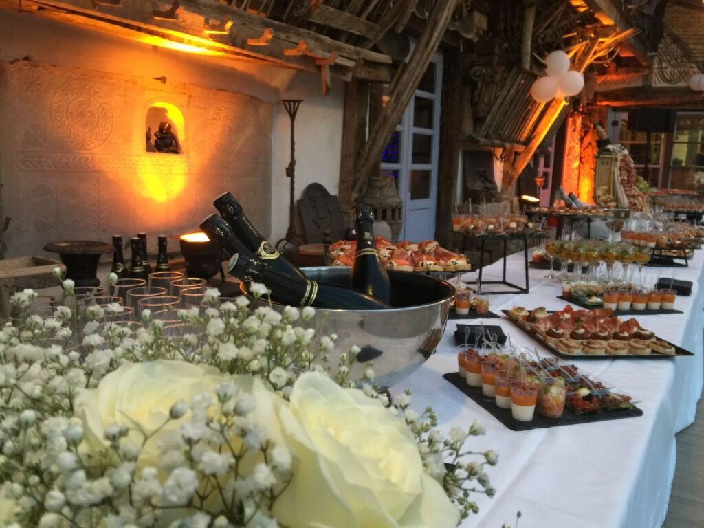 Buffet dressé dans une bergerie éclairée en lumière chaude
