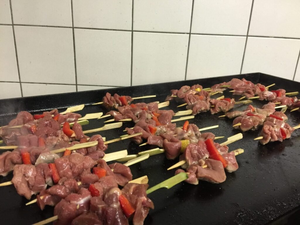 Brochettes de viande marinées prêtes à passer sur la plancha