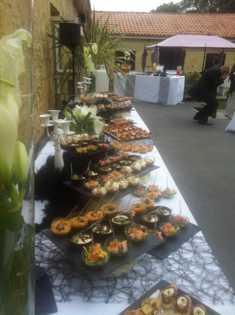 Buffet dressé en extérieur dans un jardin clos