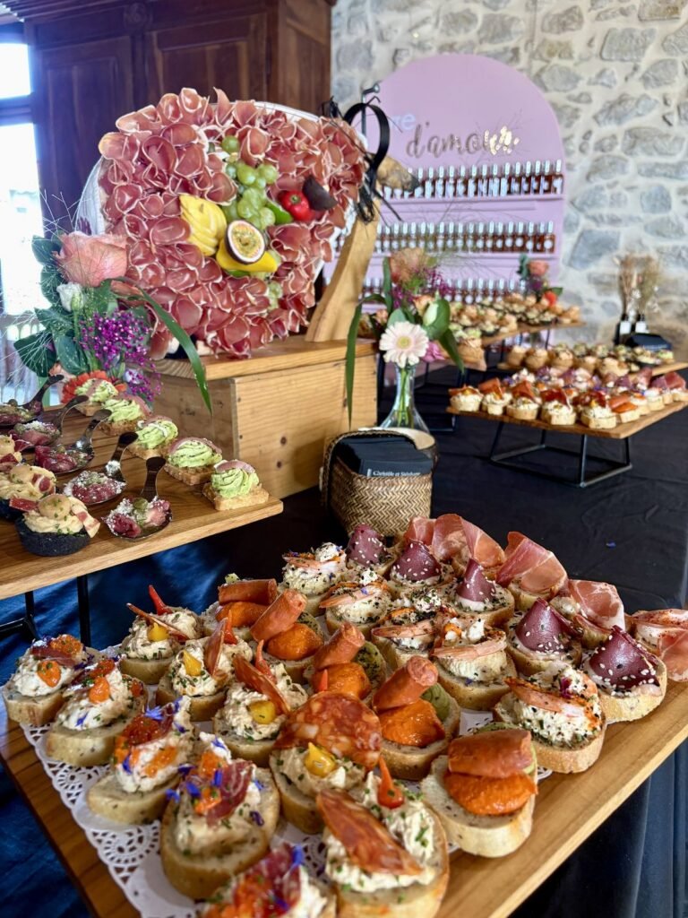 Buffet de mignardises et de verrines dressé sur plateaux de bois