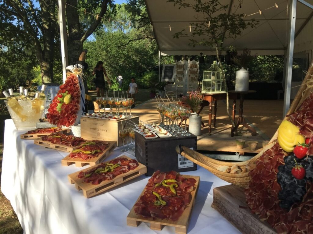 Buffet de mignardises dressé dans une salle voûtée en pierre