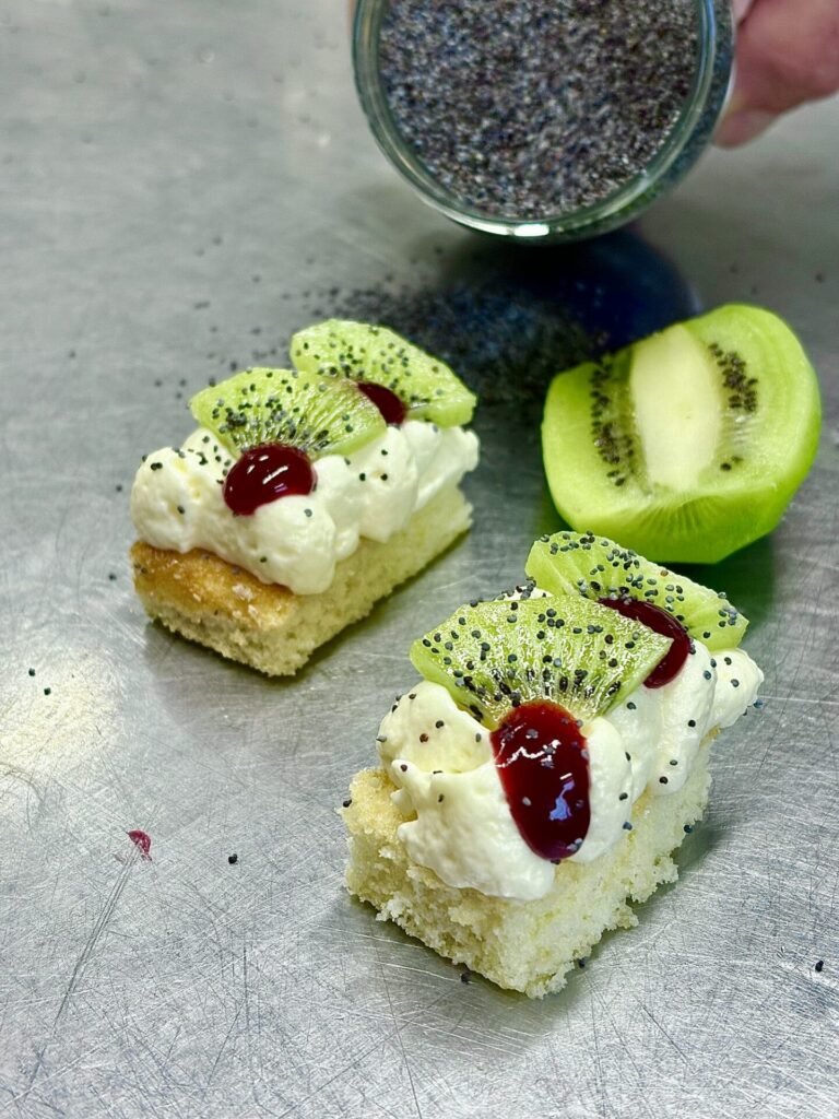 Mignardise à la crème et au kiwi des Landes, en gros plan