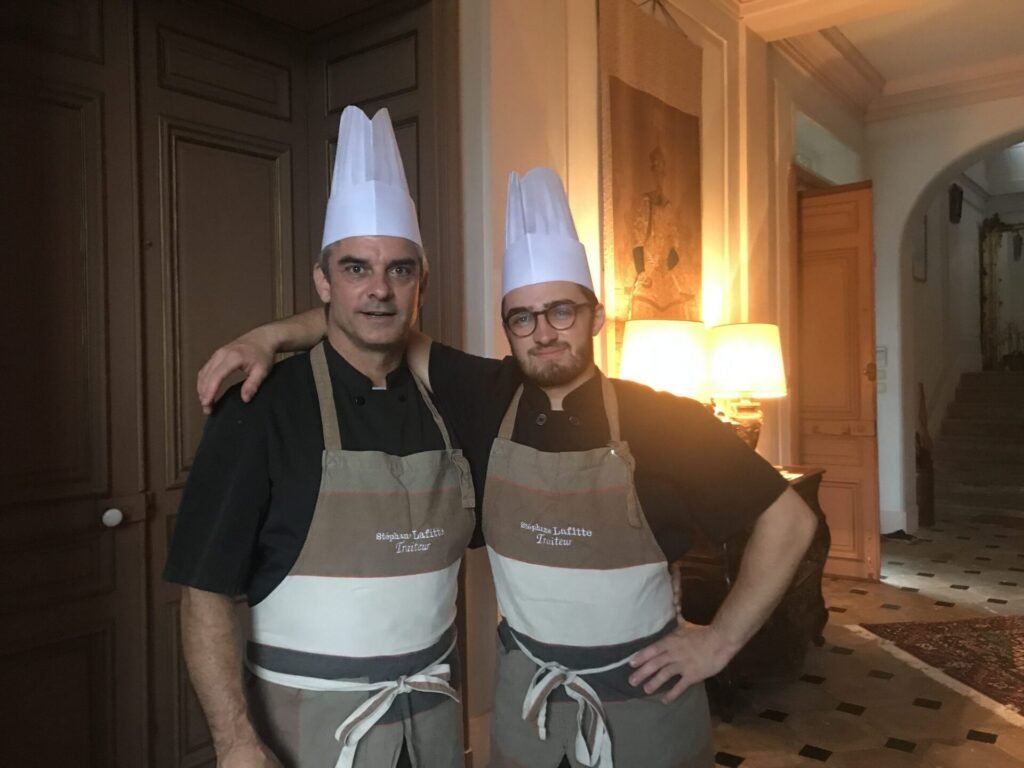 Stéphane Lafitte et son second en toque et tablier avant un service