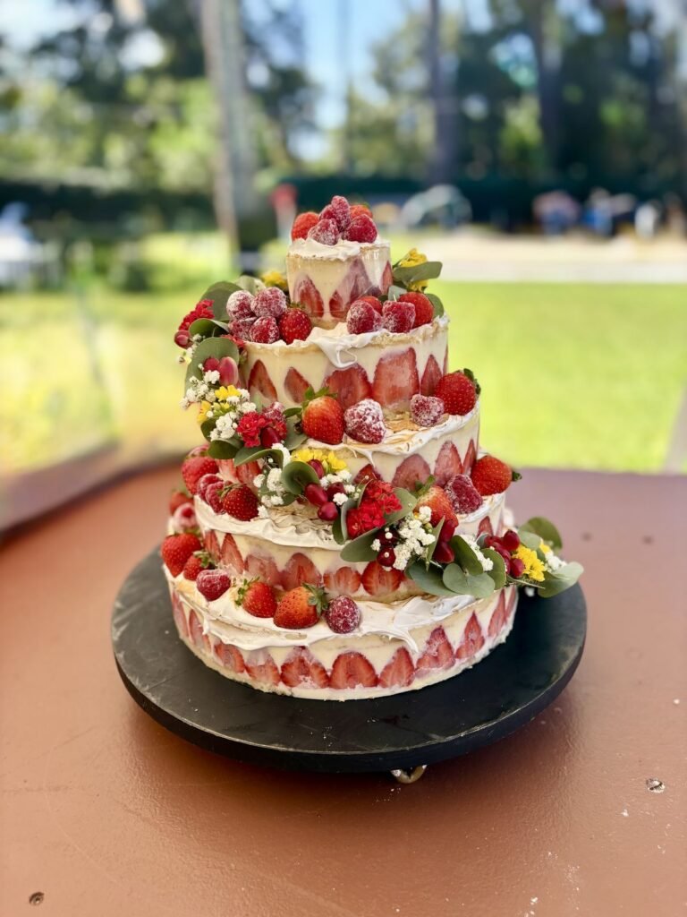 Fraisier à étages garni de fraises et de framboises sucrées