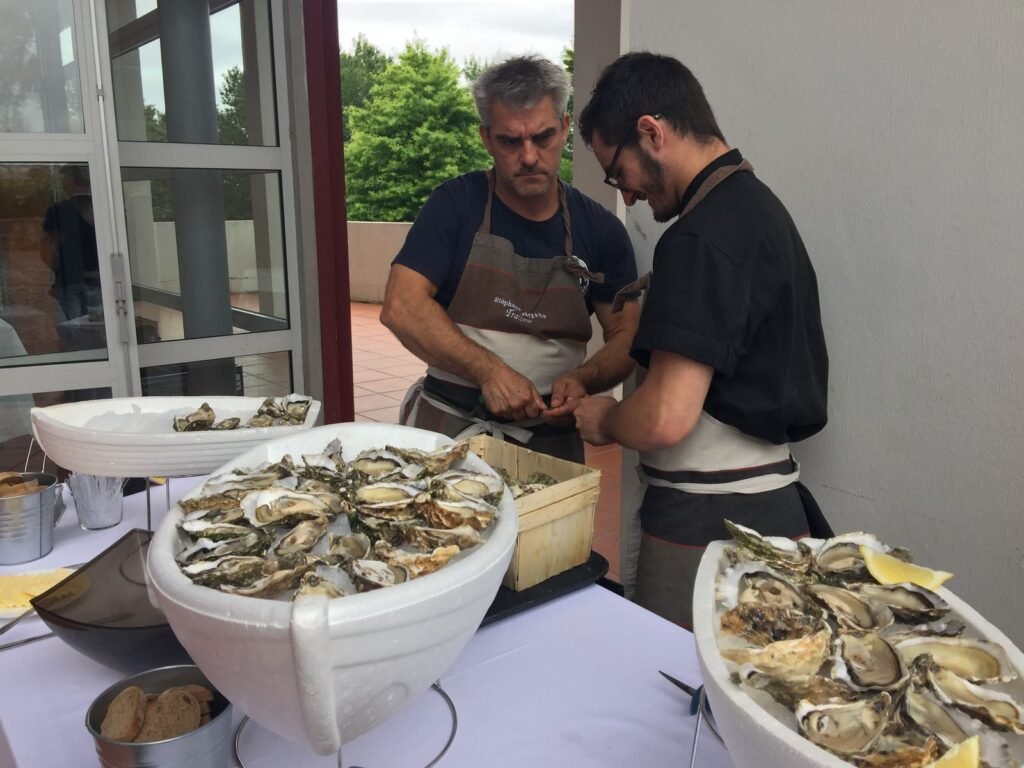Ouverture des huîtres à la demande pendant un cocktail