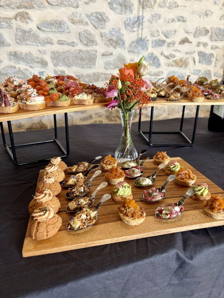 Planche de bois garnie de mignardises et de pièces sucrées variées