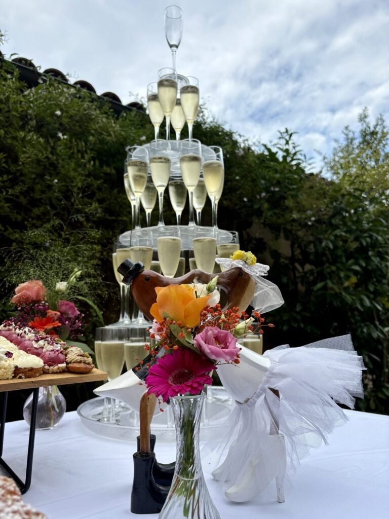 Pyramide de coupes de champagne dressée pour un vin d’honneur