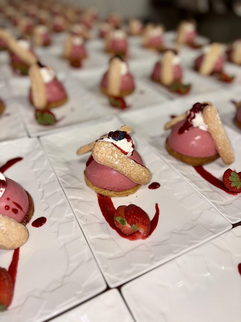 Rangées de verrines et de mignardises dressées pour un cocktail dînatoire