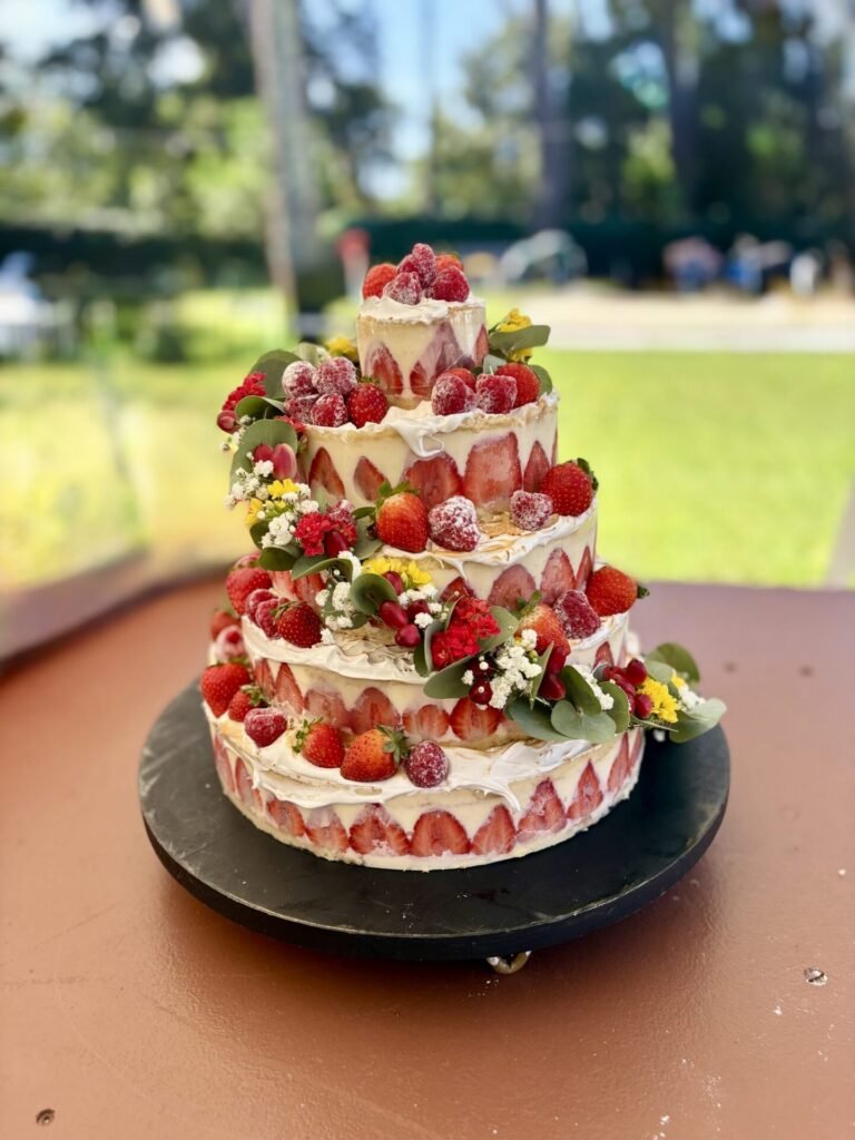 Wedding cake à étages garni de fraises et de framboises